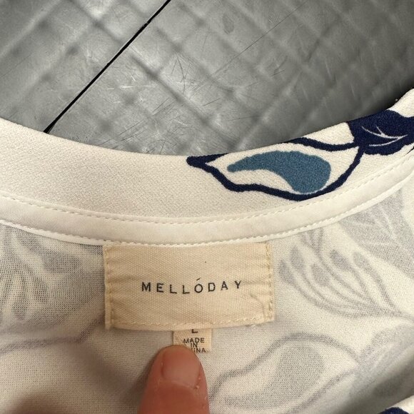 MELLODAY WOMENS BLUE FLORAL BLOUSE SHORT SLEEVE SIZE LARGE - Picture 3 of 6